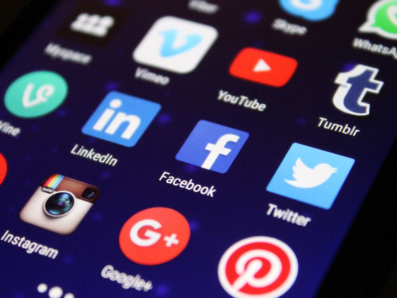 Actualmente, una identidad visual correcta debe contar con lineamientos claros para los distintos formatos y dispositivos digitales íconos de redes sociales en una pantalla