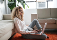 mujer joven leyendo en laptop