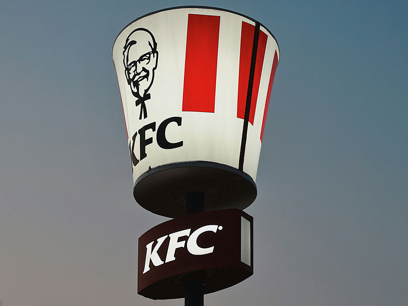 anuncio de kfc a las afueras de un local