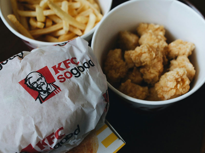 piezas de pollo y papas fritas de kfc